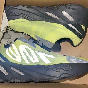 I’m selling sneakers